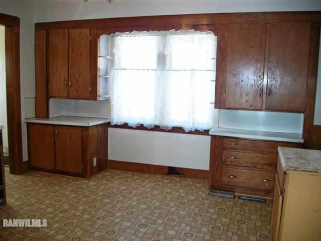 1754 North Henderson Road Freeport, IL 61032 - Photo 3 of 12 a bathroom with a tub and window