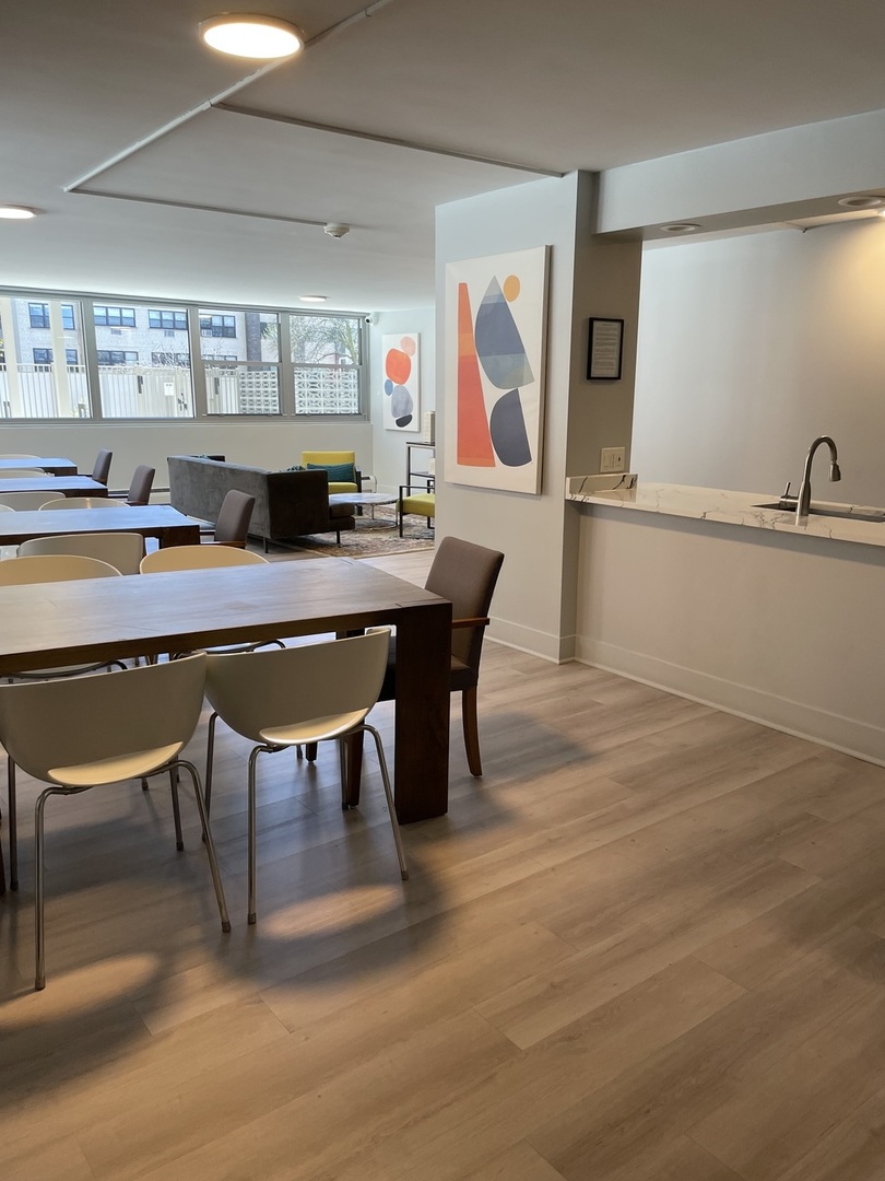 555 West Cornelia Avenue, Unit 705 Chicago, IL 60657 - Photo 7 of 11 Gallery Image 7