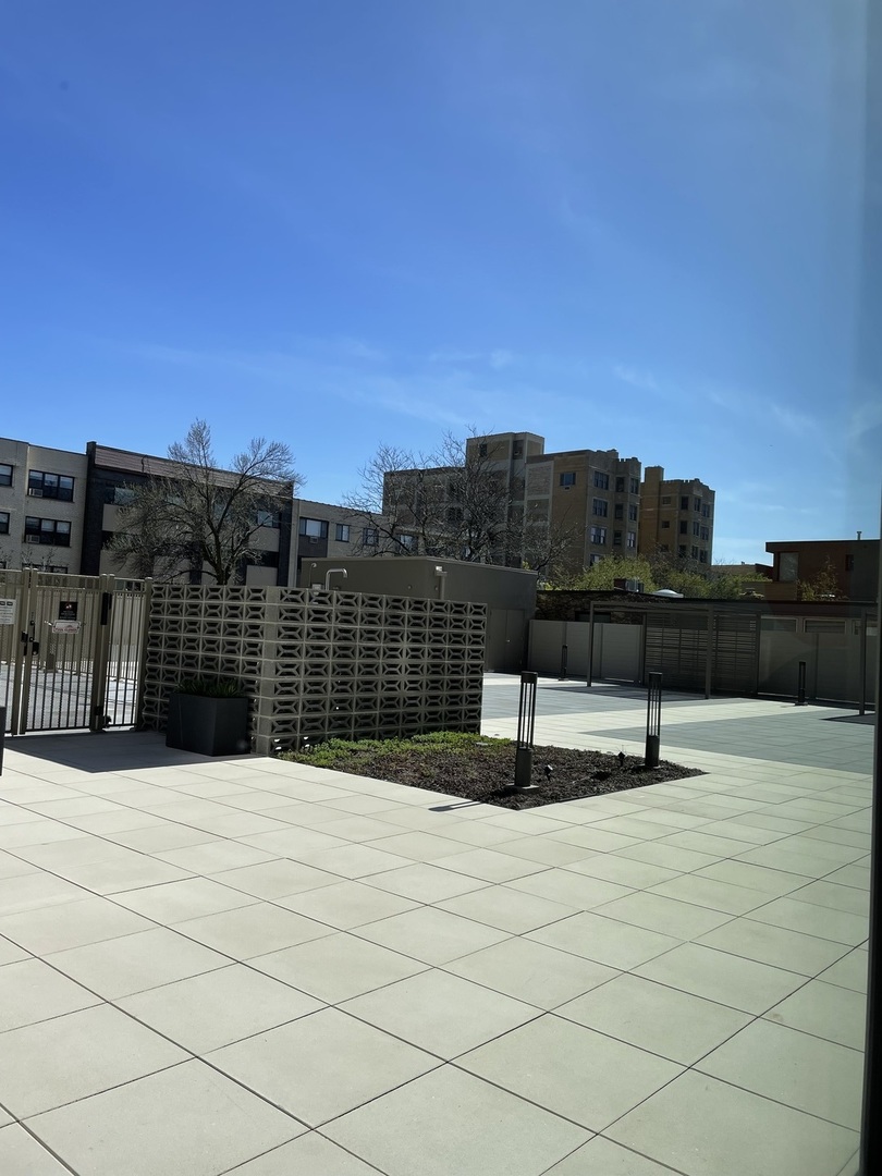 555 West Cornelia Avenue, Unit 705 Chicago, IL 60657 - Photo 8 of 11 Gallery Image 8