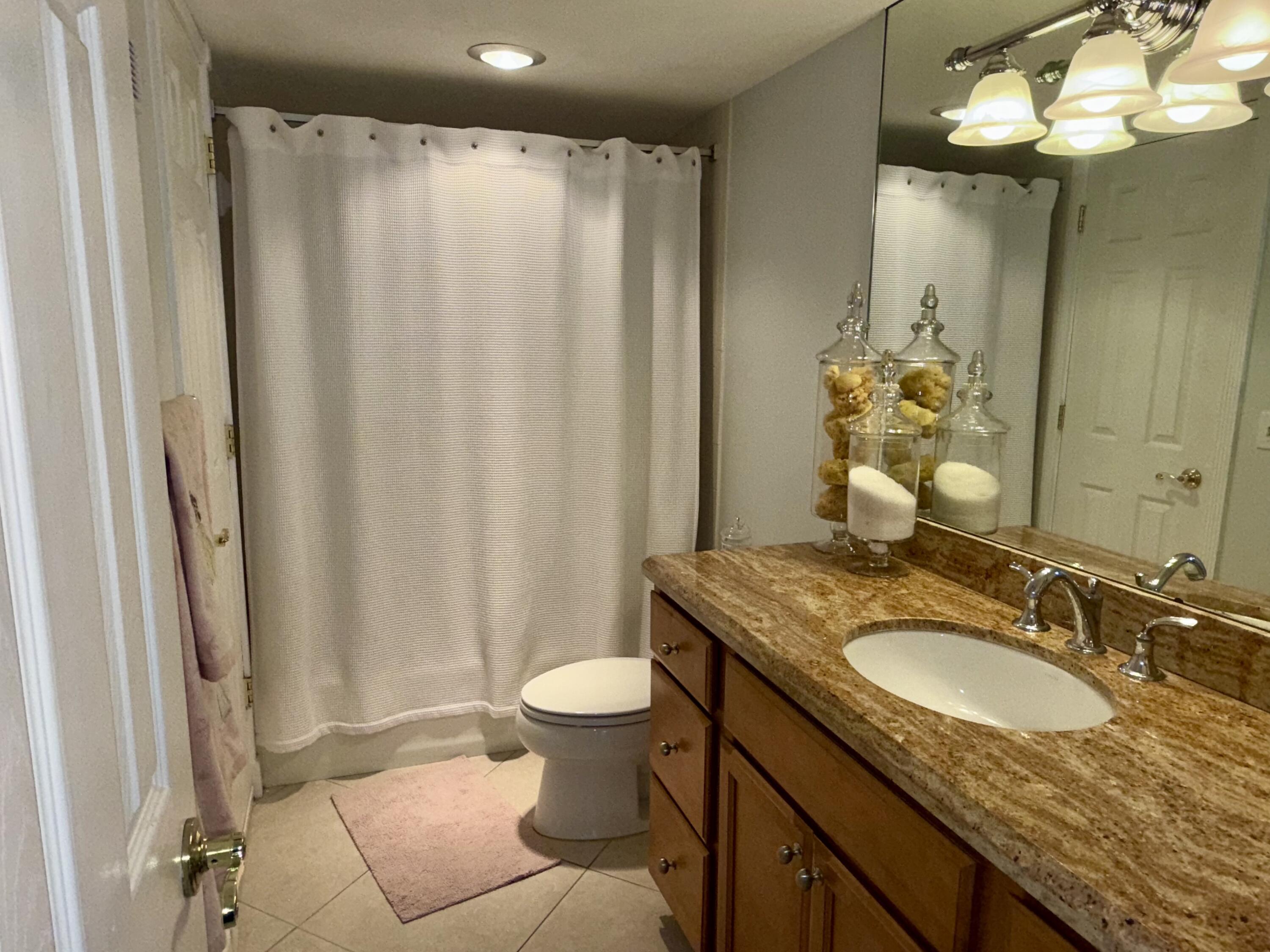 336 Golfview Road, Unit 718 North Palm Beach, FL 33408 - Photo 17 of 24 Second/guest Bathroom