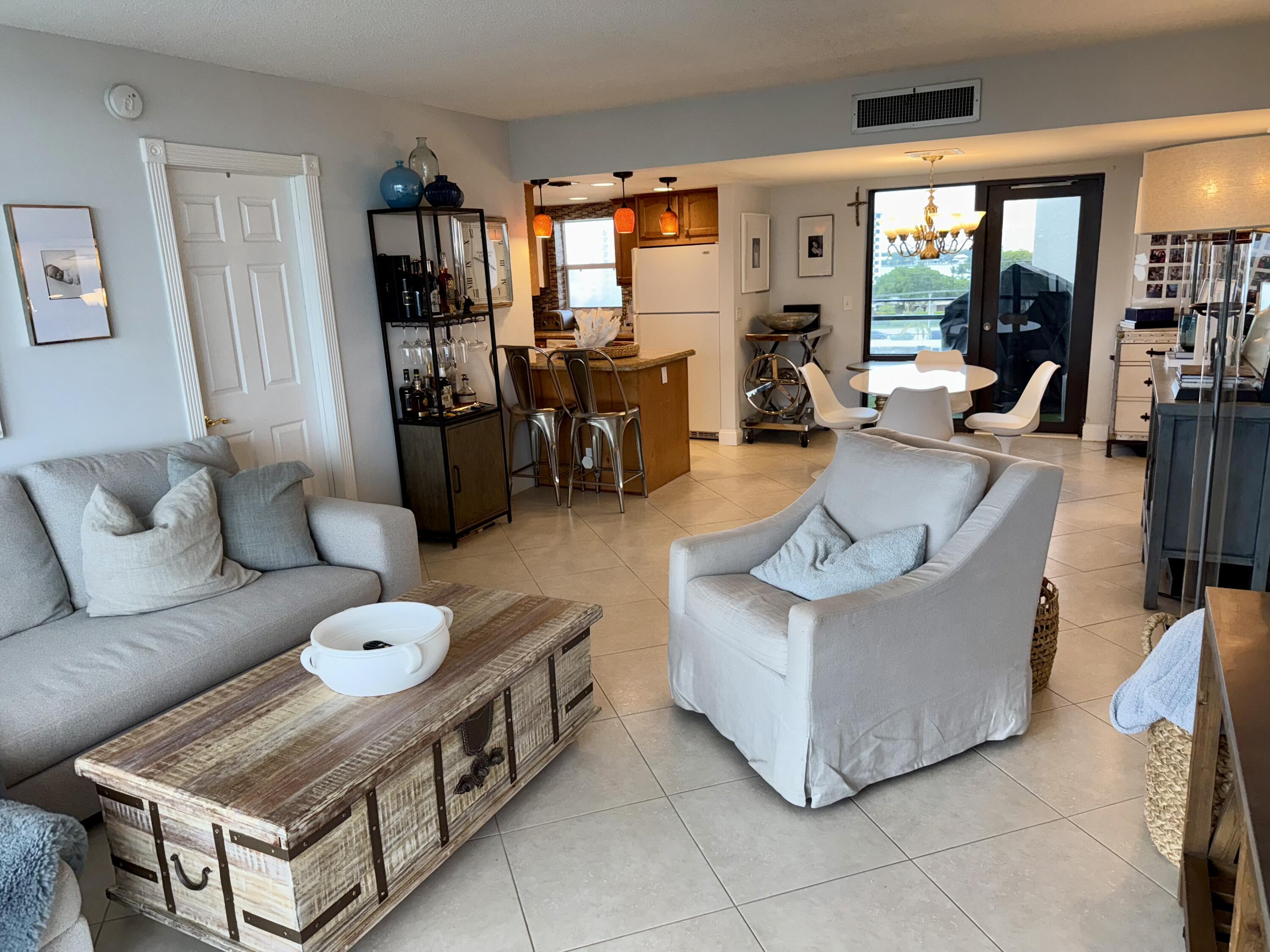 336 Golfview Road, Unit 718 North Palm Beach, FL 33408 - Photo 2 of 24 Living/Open Room