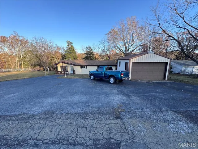 $190,000 | 14280 West Sunrise Lake Drive, De Soto, MO 63020