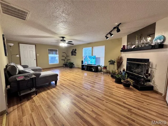 $190,000 | 14280 West Sunrise Lake Drive, De Soto, MO 63020