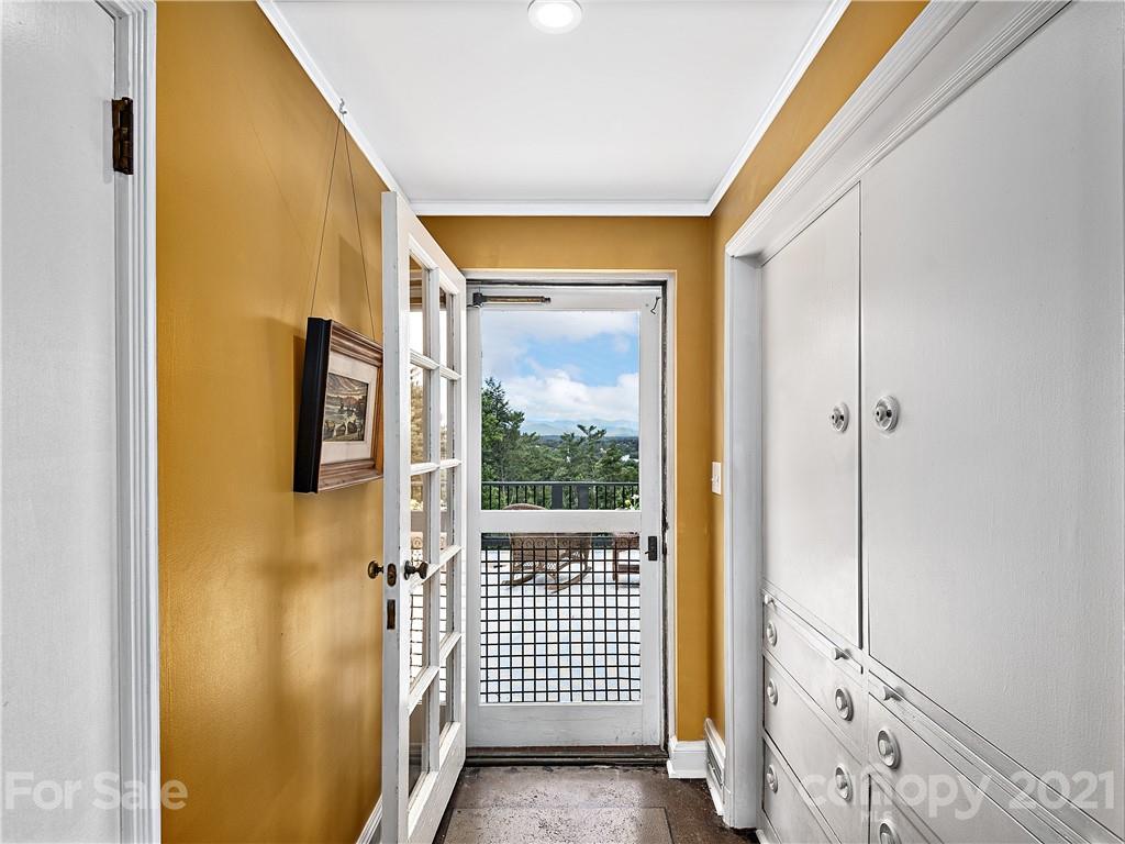 930 Country Club Road Asheville, NC 28804 - Photo 19 of 47 a view of a bathroom
