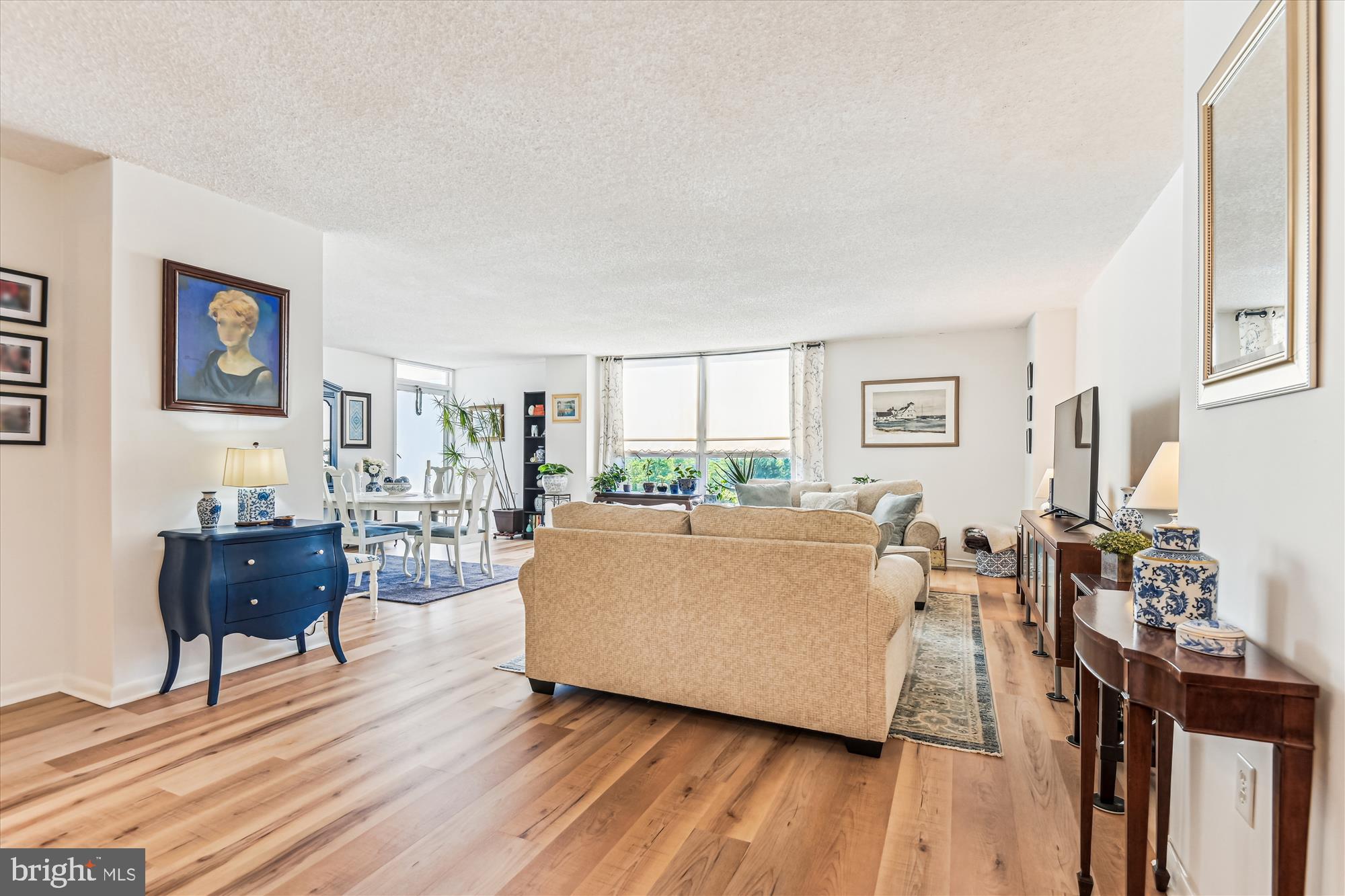 205 East Joppa Road, Unit 403 Baltimore, MD 21286 - Photo 39 of 51 Living Room