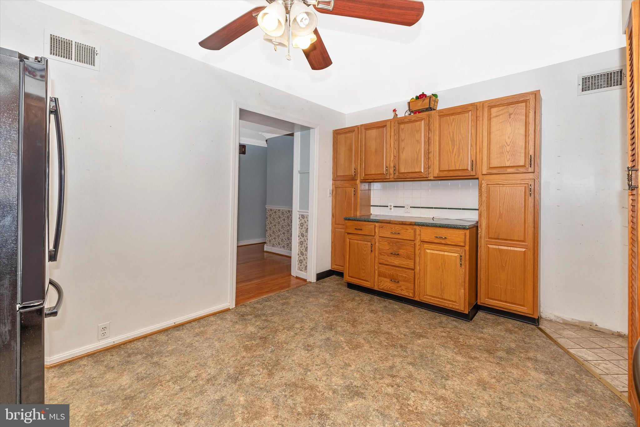 23911 Woodfield Road Gaithersburg, MD 20882 - Photo 13 of 49 Extra cabinets