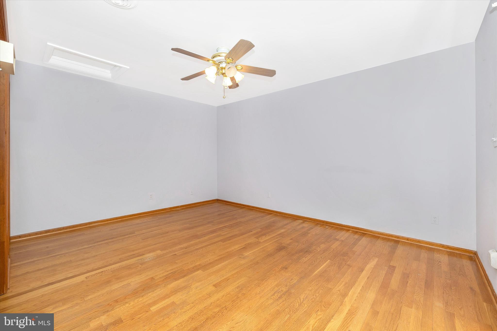 23911 Woodfield Road Gaithersburg, MD 20882 - Photo 17 of 49 Master bedroom on main level
