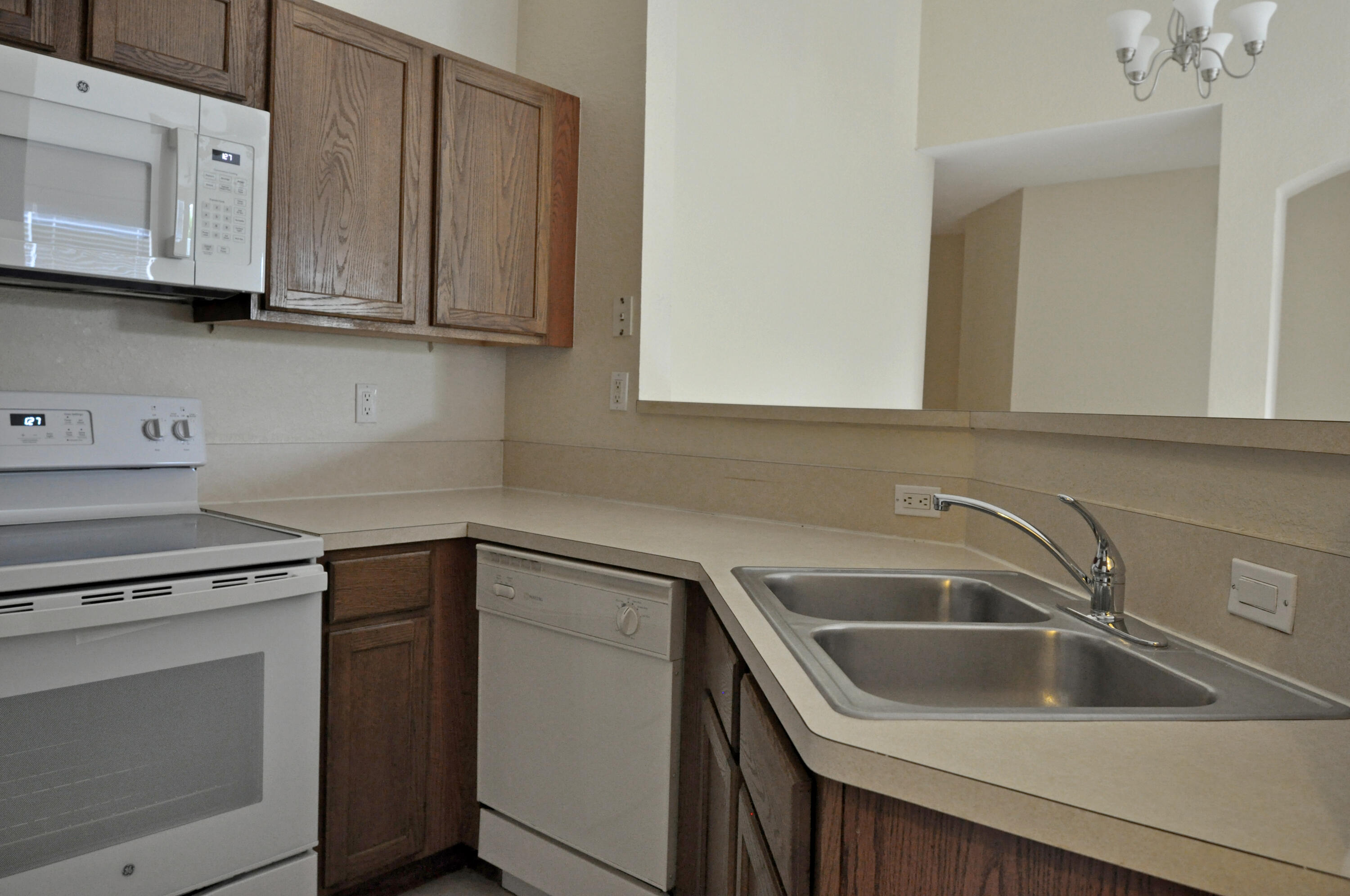 3217 Laurel Ridge Circle Riviera Beach, FL 33404 - Photo 11 of 24 DSC_0042-1
