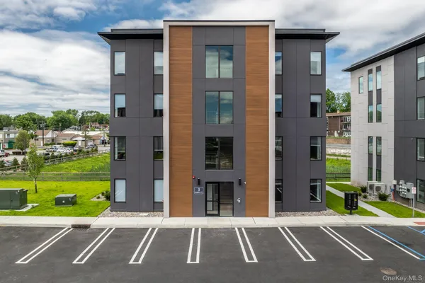 $2,300 | 6 Giada Lane, Unit 3, Middletown, NY 10940