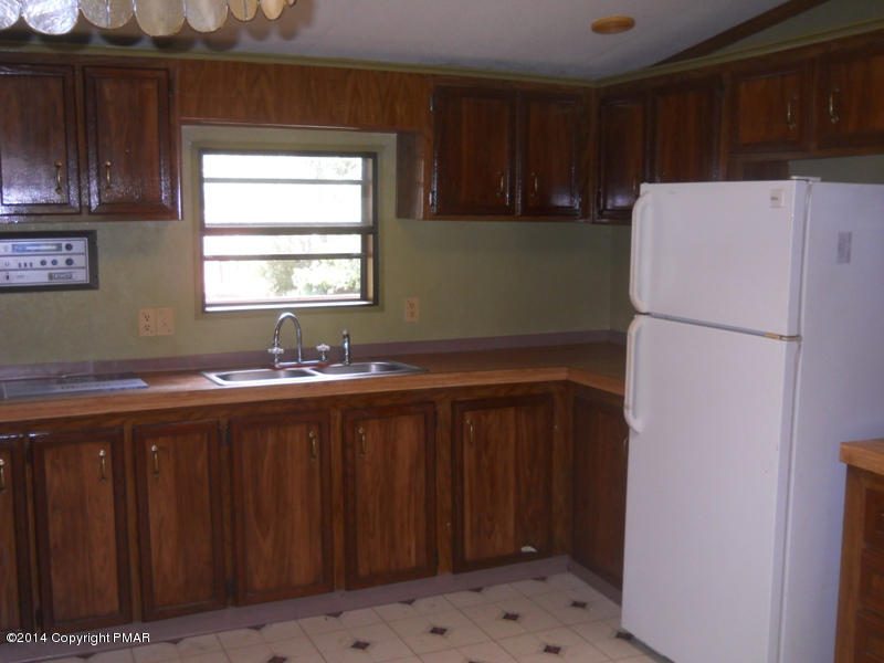 21 Deer Park Road Dallas, PA 18612 - Photo 13 of 22 Kitchen