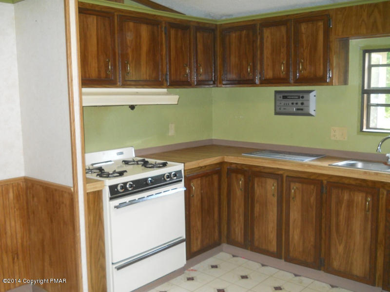 21 Deer Park Road Dallas, PA 18612 - Photo 14 of 22 Kitchen