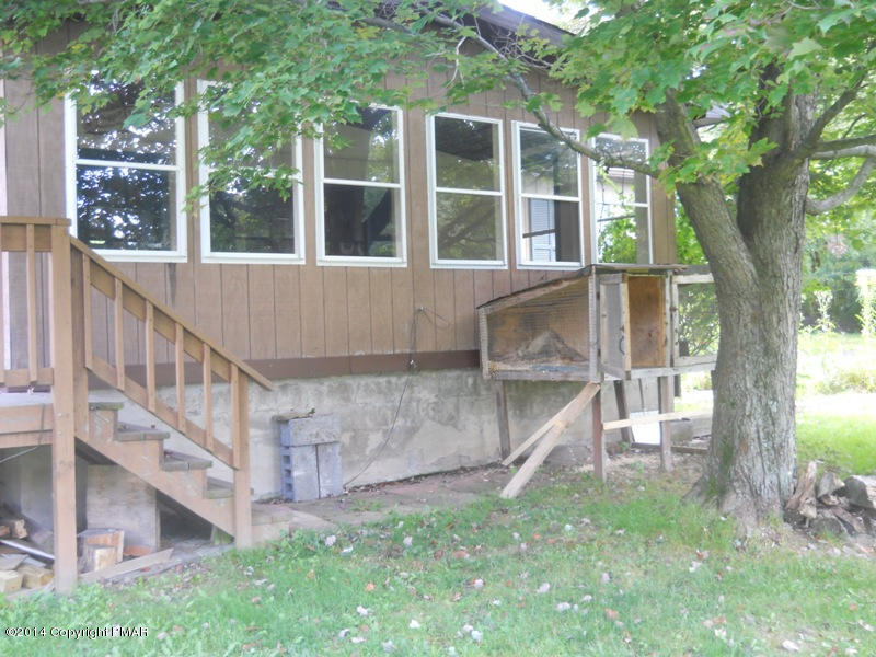 21 Deer Park Road Dallas, PA 18612 - Photo 3 of 22 Back of Florida room