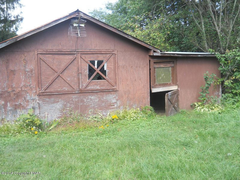 21 Deer Park Road Dallas, PA 18612 - Photo 4 of 22 barn