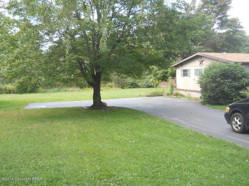 21 Deer Park Road Dallas, PA 18612 - Photo 5 of 22 Driveway