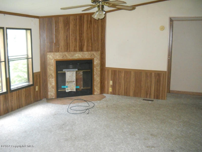 21 Deer Park Road Dallas, PA 18612 - Photo 9 of 22 Living Rm 1