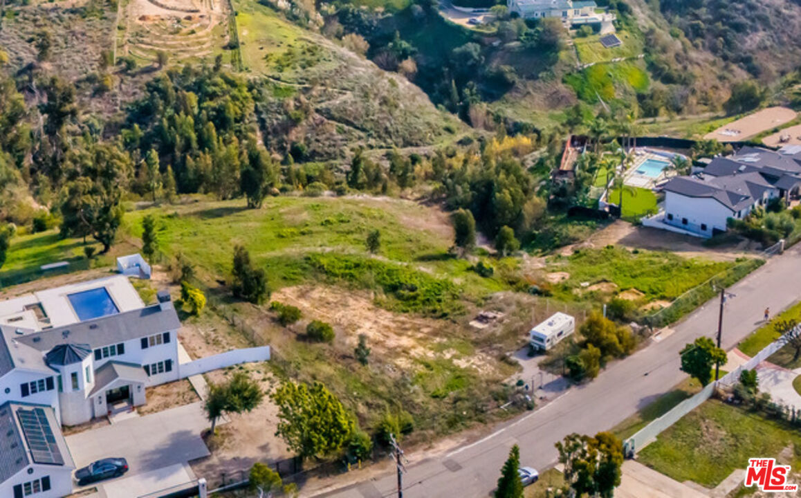 6660 Wandermere Road Malibu, CA 90265 - Photo 18 of 29 a view of a garden with plants