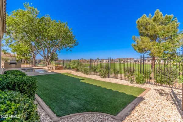 a view of a back yard