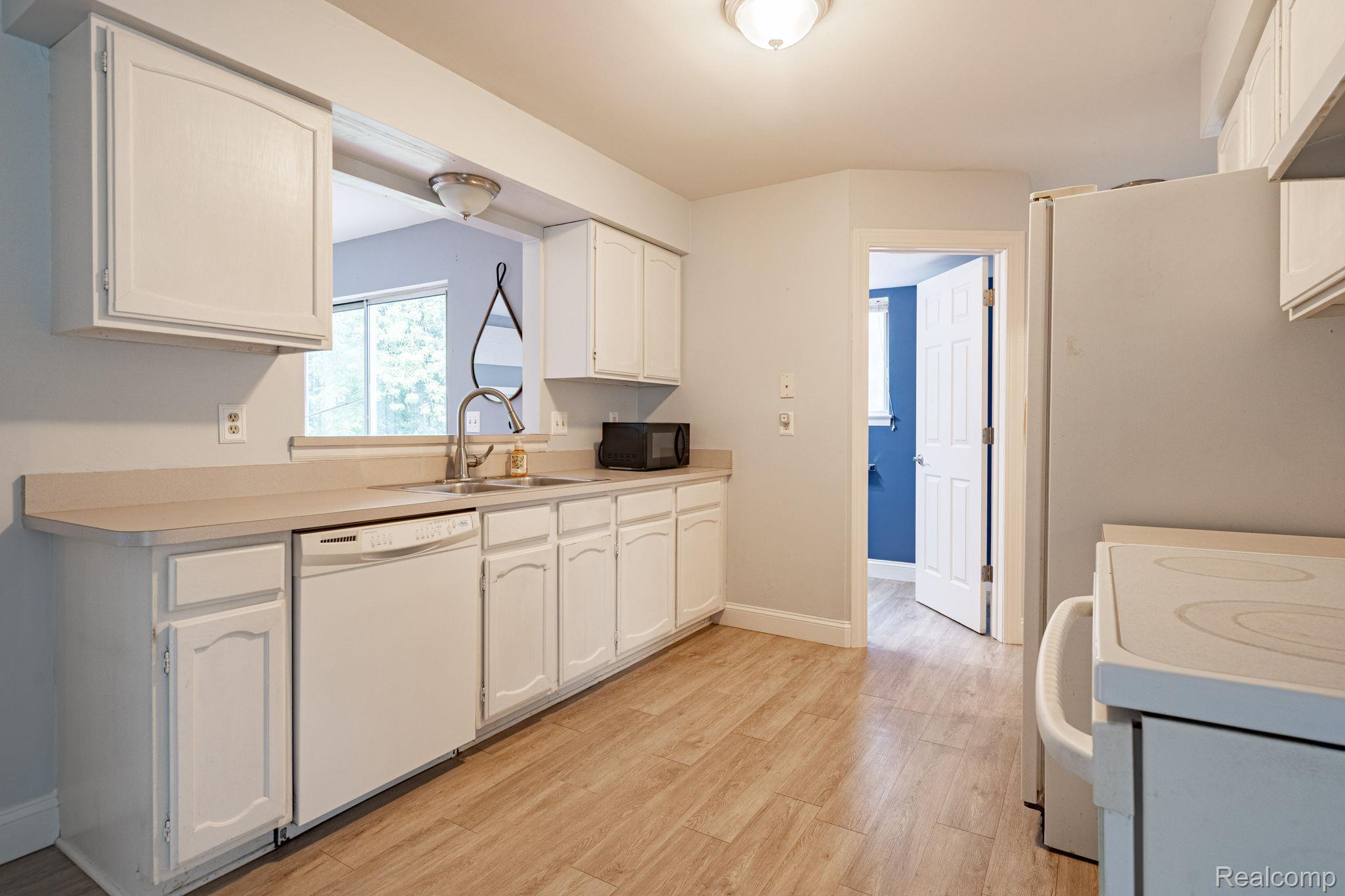 1642 Dancer Drive Rochester, MI 48307 - Photo 14 of 36 20-web-or-mls-interiors-11.jpg