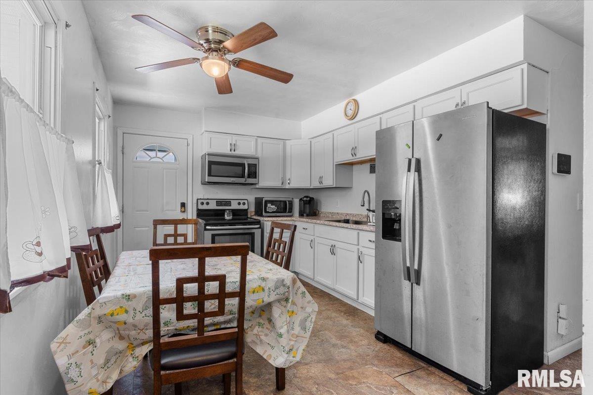 1757 Fairmont Drive Springfield, IL 62702 - Photo 8 of 24