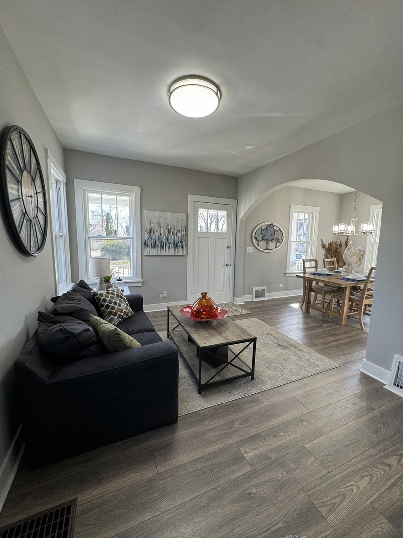 422 Jay Street Elgin, IL 60120 - Photo 4 of 14