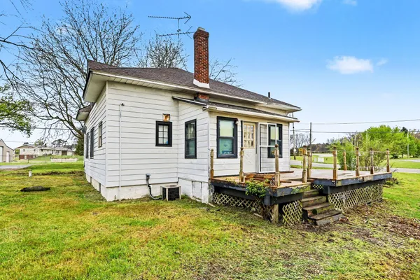 $135,000 | 64071 Highway 40, Lawton, MI 49065