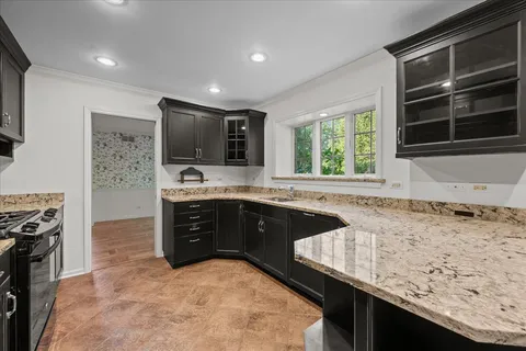 $725,000 | 8 Warrington Drive, Lake Bluff, IL 60044