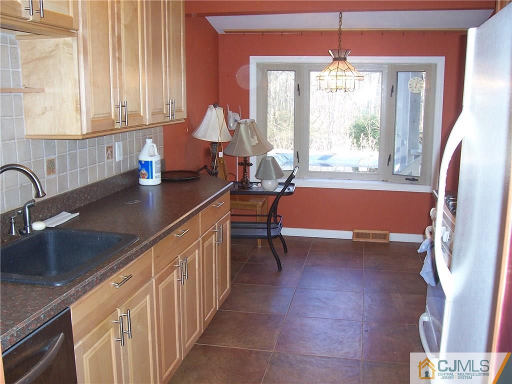 8 Becket Road Manalapan, NJ 07726 - Photo 7 of 20 Gallery Image 7