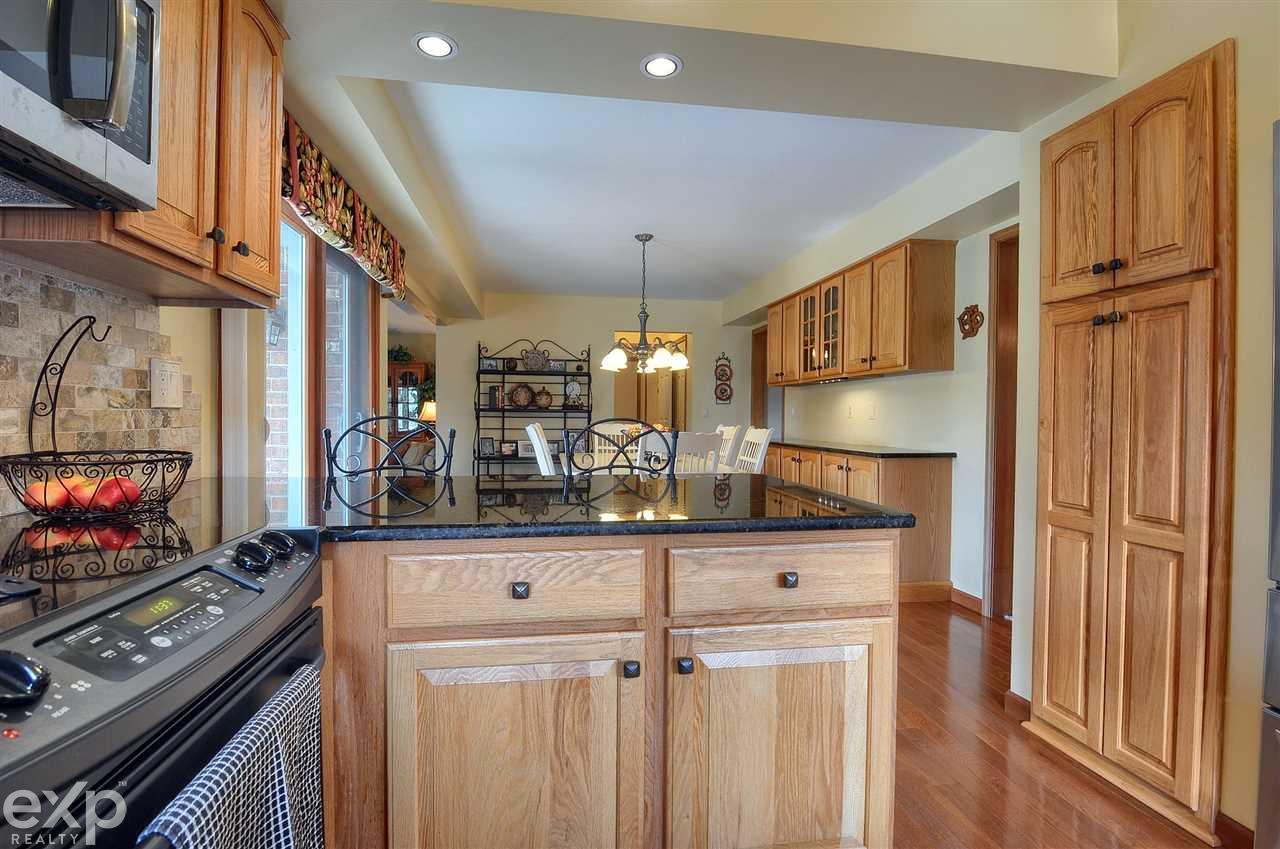 2057 Ridgefield Court Rochester Hills, MI 48306 - Photo 12 of 35