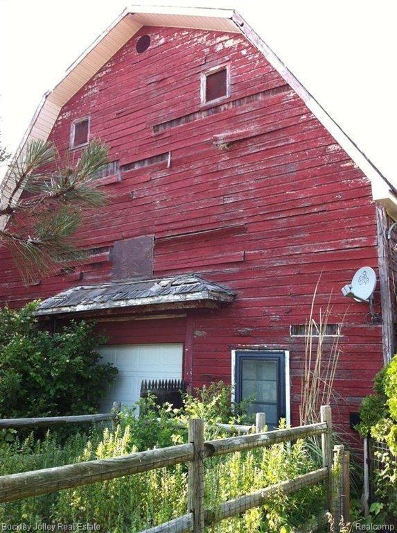 333 East Barron Road Howell, MI 48855 - Photo 17 of 17 Large Barn.JPG