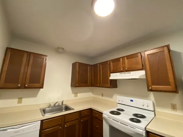 $2,055 | 11 Railroad Avenue, Unit 11, Derry, NH 03038