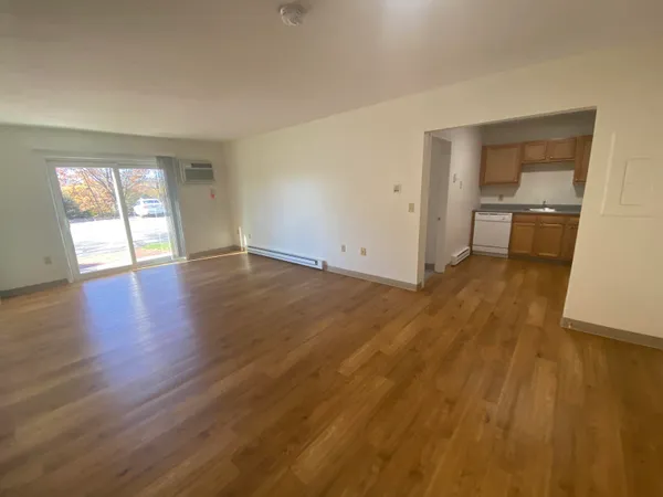 $2,055 | 11 Railroad Avenue, Unit 11, Derry, NH 03038