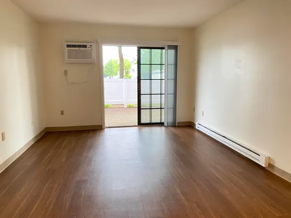 $2,055 | 11 Railroad Avenue, Unit 11, Derry, NH 03038