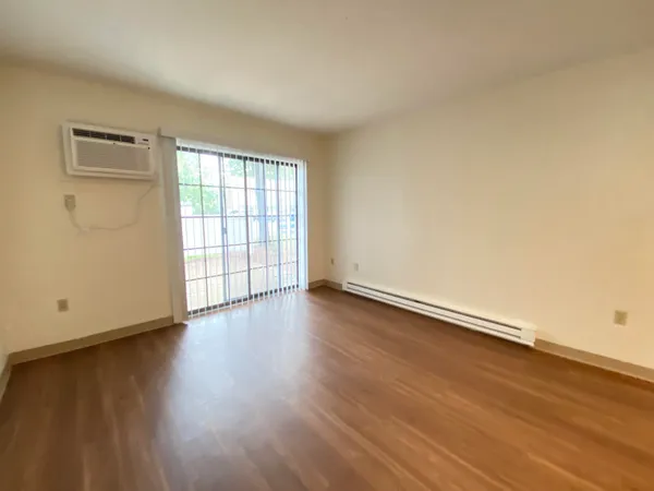 $2,055 | 11 Railroad Avenue, Unit 11, Derry, NH 03038