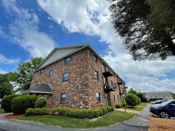 $2,055 | 11 Railroad Avenue, Unit 11, Derry, NH 03038