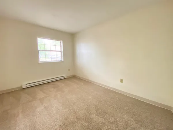 $2,055 | 11 Railroad Avenue, Unit 11, Derry, NH 03038