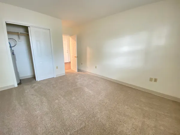 $2,055 | 11 Railroad Avenue, Unit 11, Derry, NH 03038