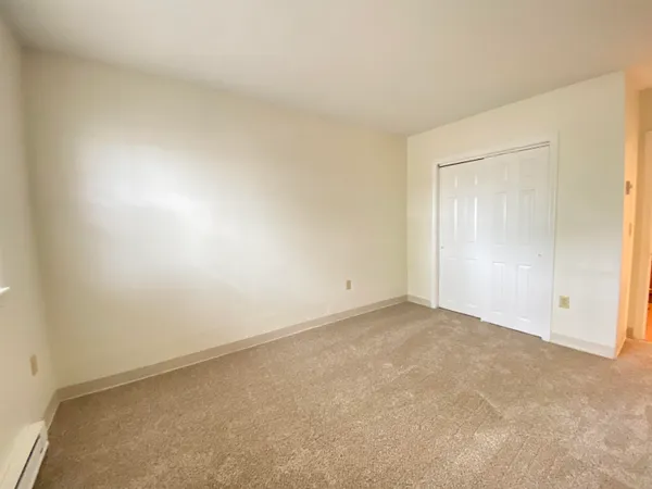 $2,055 | 11 Railroad Avenue, Unit 11, Derry, NH 03038