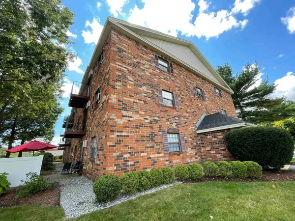 $2,055 | 11 Railroad Avenue, Unit 11, Derry, NH 03038