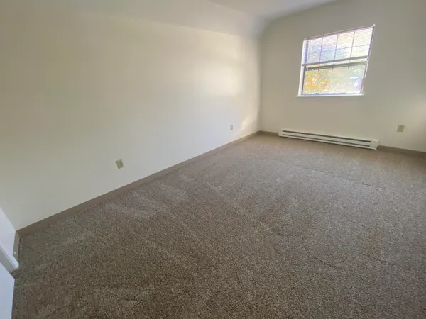 $2,055 | 11 Railroad Avenue, Unit 11, Derry, NH 03038