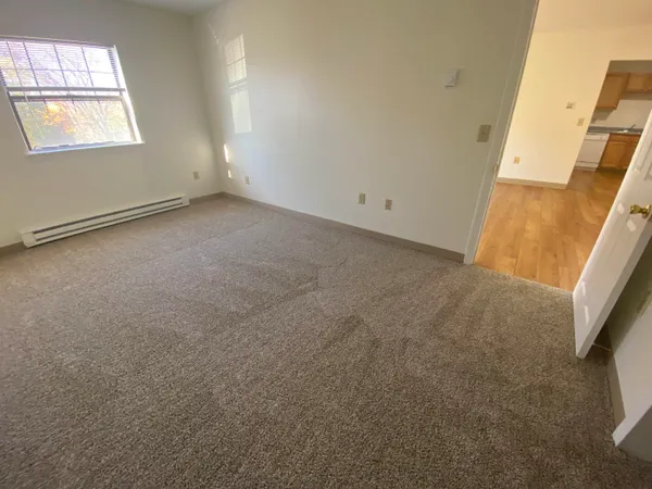 $2,055 | 11 Railroad Avenue, Unit 11, Derry, NH 03038
