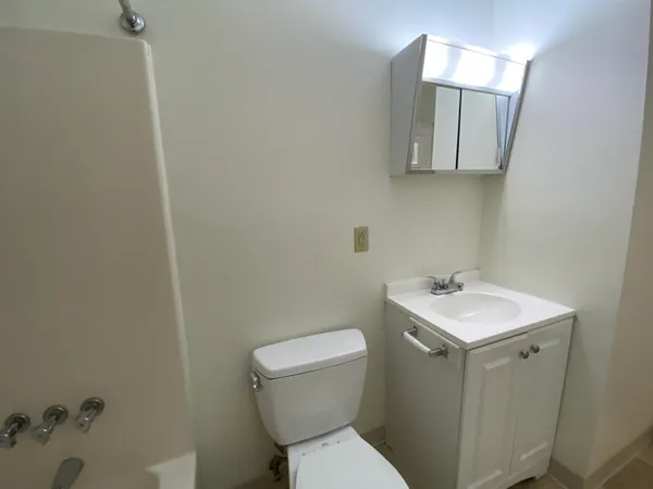 $2,055 | 11 Railroad Avenue, Unit 11, Derry, NH 03038