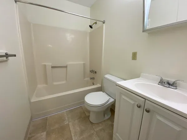 $2,055 | 11 Railroad Avenue, Unit 11, Derry, NH 03038