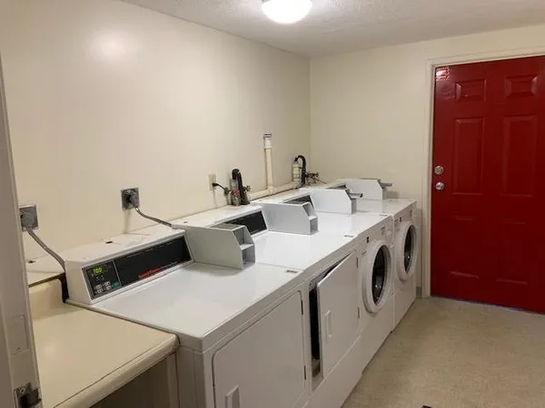 $2,055 | 11 Railroad Avenue, Unit 11, Derry, NH 03038