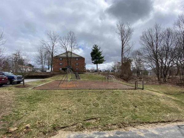 $2,055 | 11 Railroad Avenue, Unit 11, Derry, NH 03038