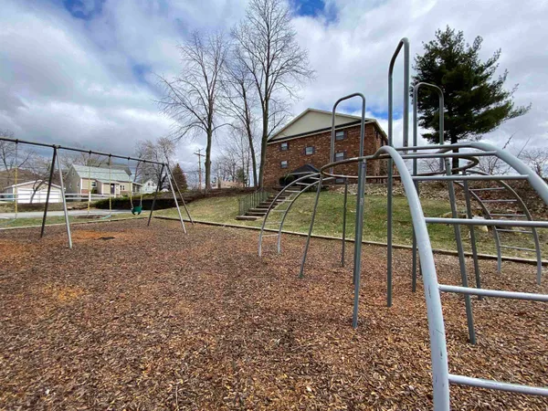 $2,055 | 11 Railroad Avenue, Unit 11, Derry, NH 03038