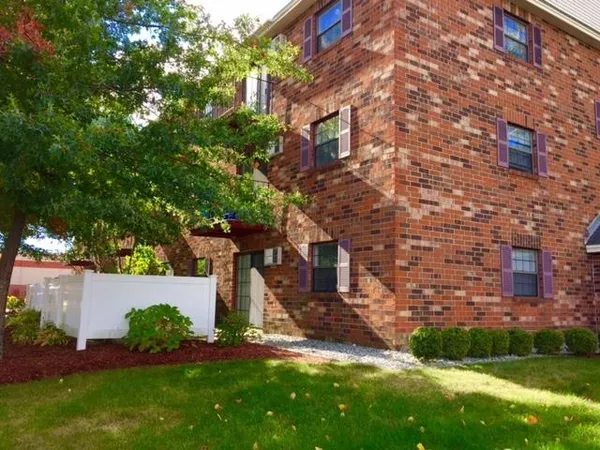 $2,055 | 11 Railroad Avenue, Unit 11, Derry, NH 03038