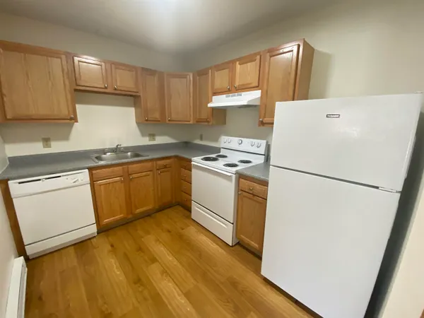 $2,055 | 11 Railroad Avenue, Unit 11, Derry, NH 03038