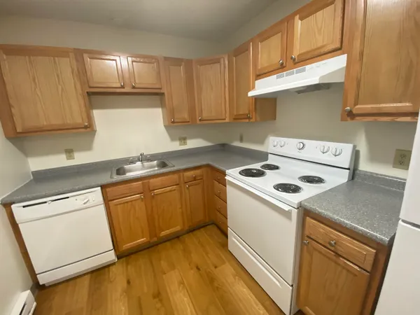 $2,055 | 11 Railroad Avenue, Unit 11, Derry, NH 03038