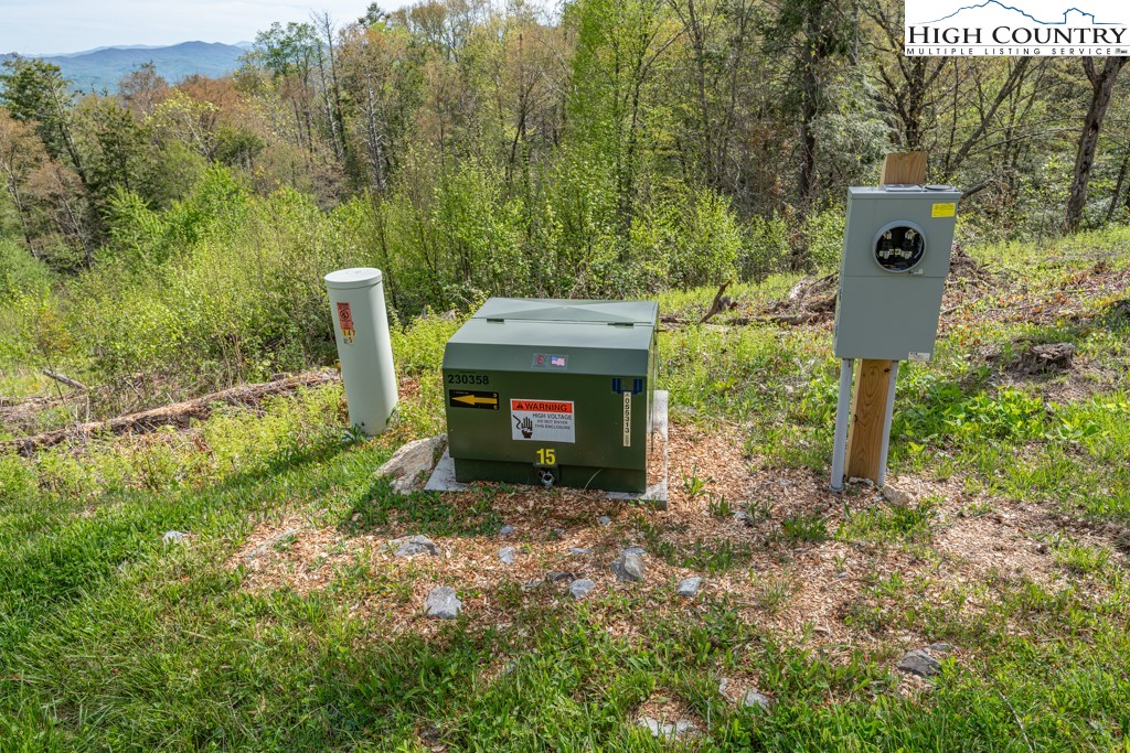 77 Eagles Nest Trail Banner Elk, NC 28604 - Photo 8 of 44 a backyard of a house with lots of green space