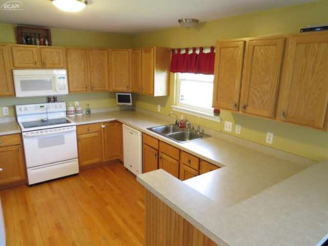 8098 Cook Road Swartz Creek, MI 48473 - Photo 10 of 26 21209630-9.JPG